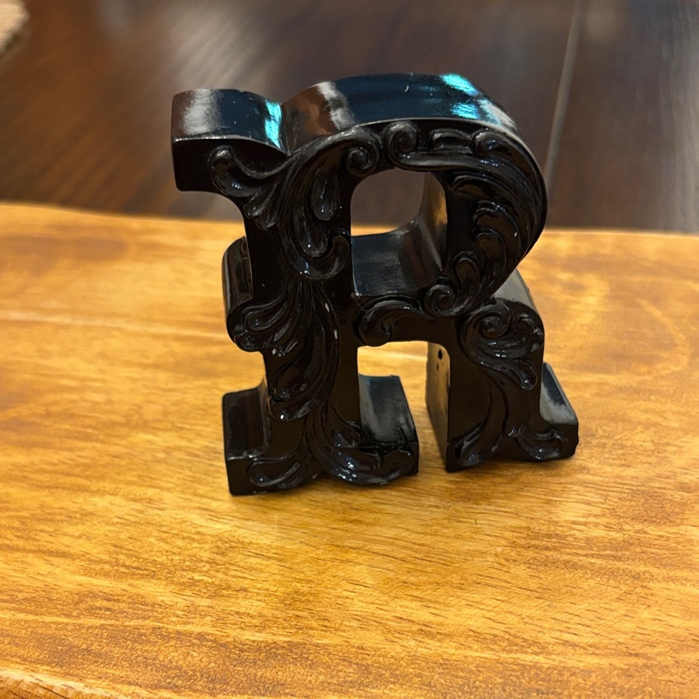 Elegant Black Decorative Letter R
